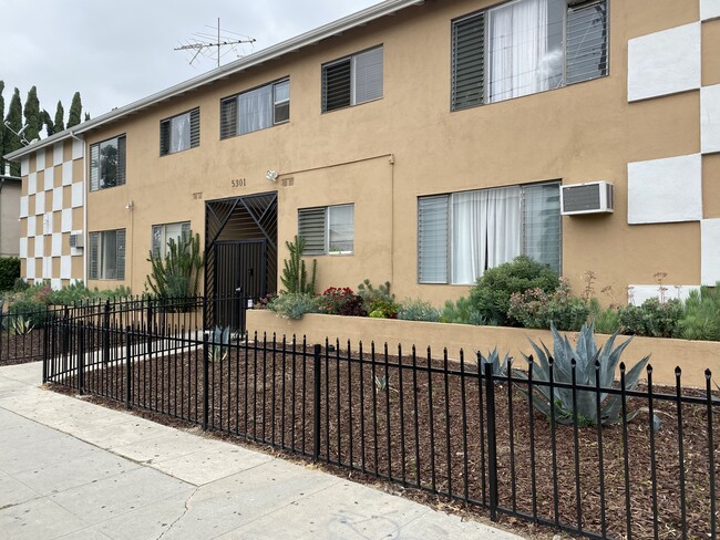 Fachada de la propiedad - 5301 Lexington Ave