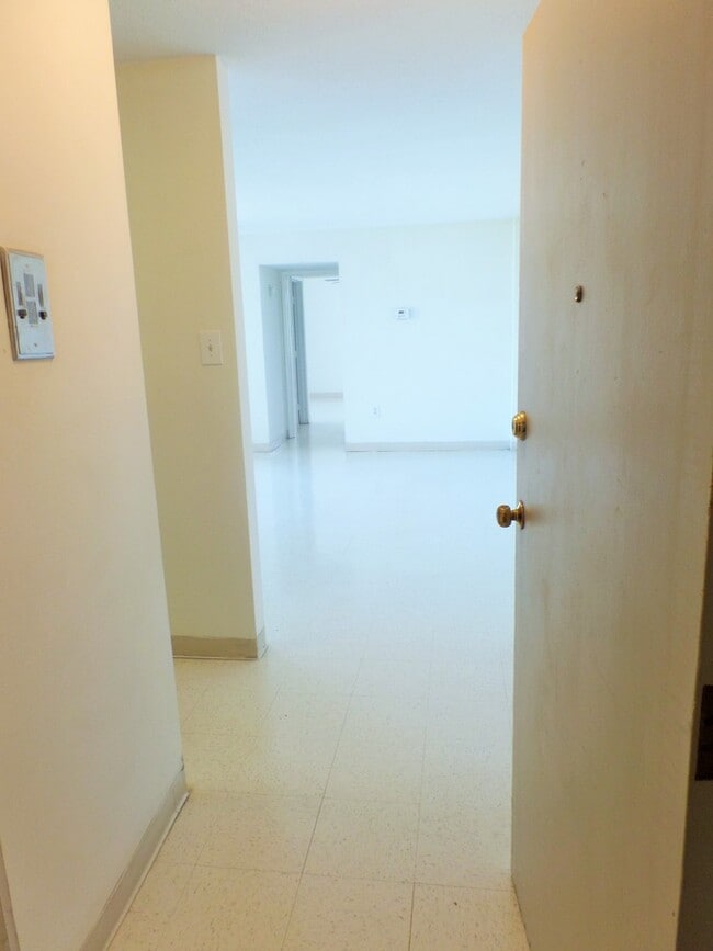 Interior Photo - Royal Mace Apartments