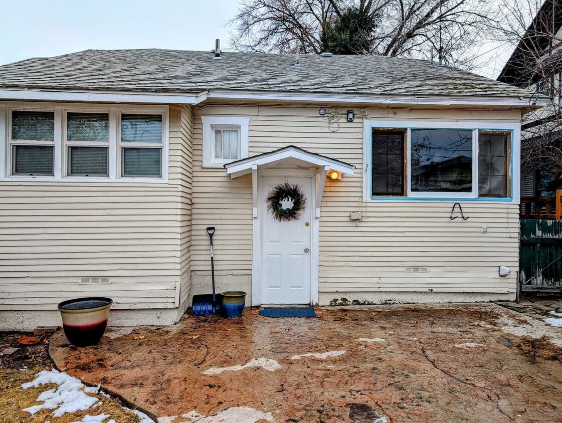 Primary Photo - Fully Furnished, 1 Bedroom Basement Apartm...