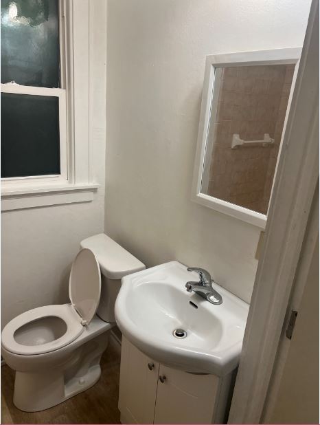 Bathroom Photo - 5627 W Burnham St