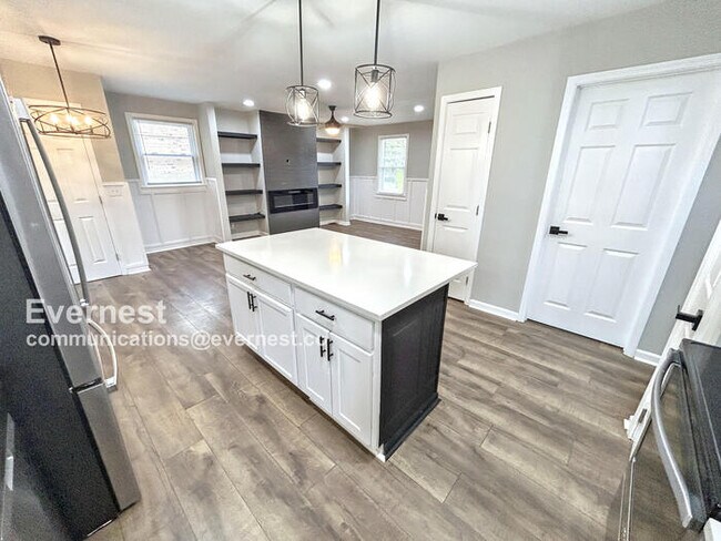 Building Photo - 600 Maclaurin Ct