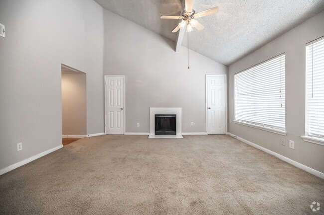 1BR, 1BA - 803SF - Living Room - Mansions Of Shadowbriar