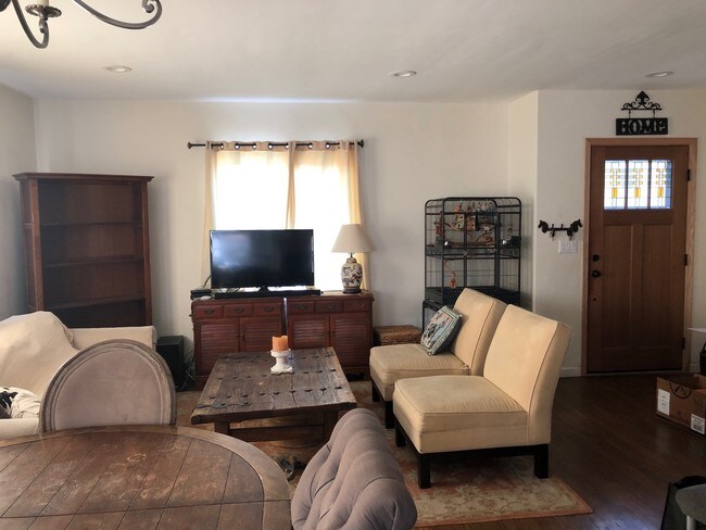 Sala de estar - 2821 W Clark Ave