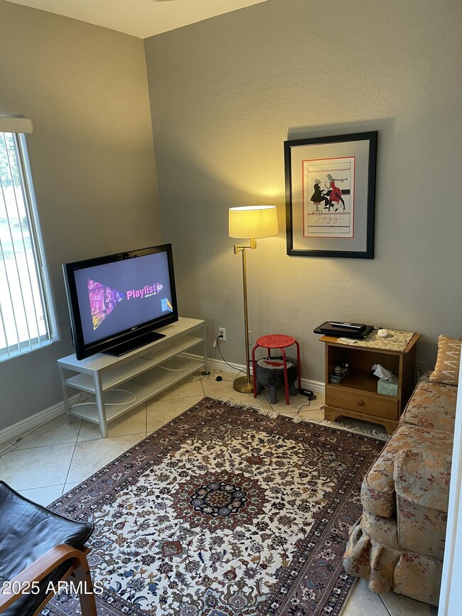 Building Photo - 1015 S Val Vista Dr