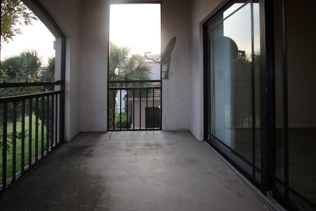 Foto del edificio - 2Bd /2Ba Condo with Stunning Lake Views!  ...