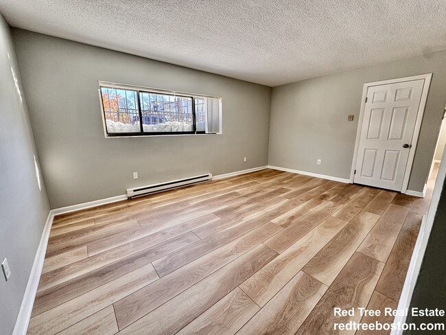 Building Photo - 837 River St