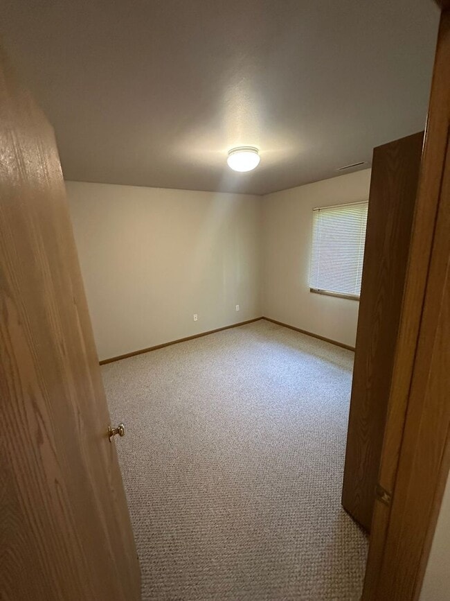 Building Photo - Kruse - 3209-11 Polaris Dr.