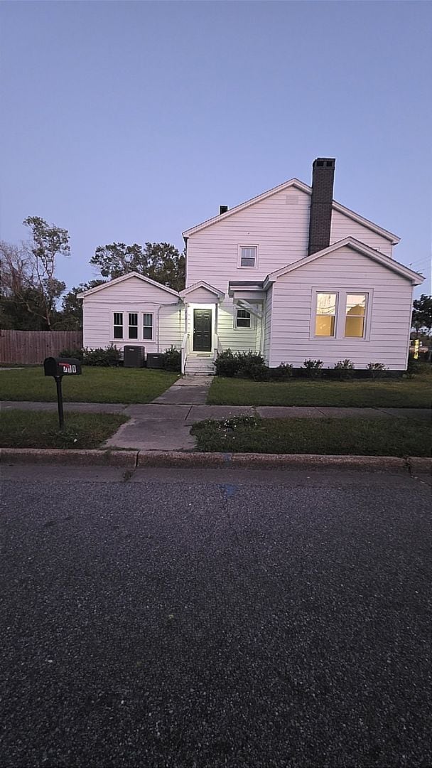 Building Photo - 711 Marine St