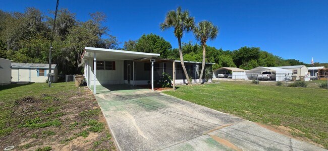 Building Photo - 2 bed 2 bath with carport.