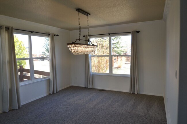 Building Photo - 6 Bed, 3.5 Bath Home Available Now!