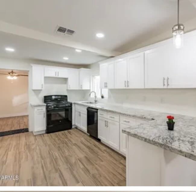 Building Photo - 206 E Kinderman Dr