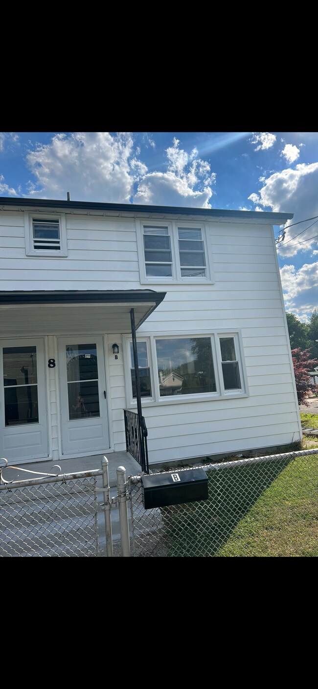 Foto del edificio - 8 Washington Ave