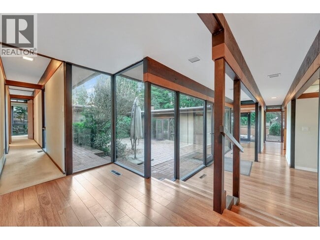 Photo du bâtiment - 4290 Salish Dr