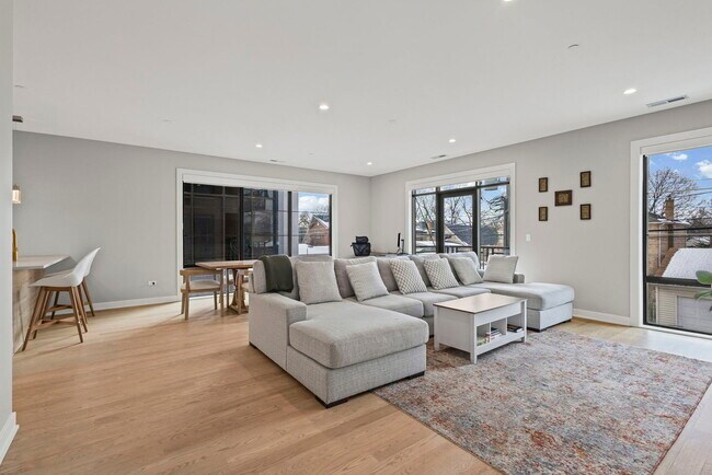 Foto del edificio - 6246 N Pulaski Rd