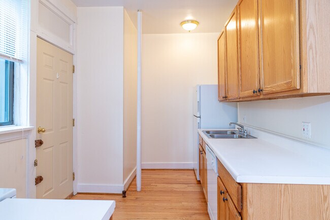 Kitchen - 1261 W Loyola Ave