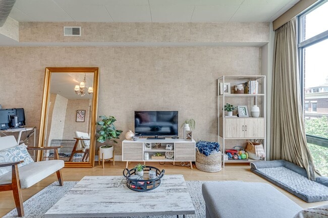 Building Photo - Modern Condo in Old Town Alexandria