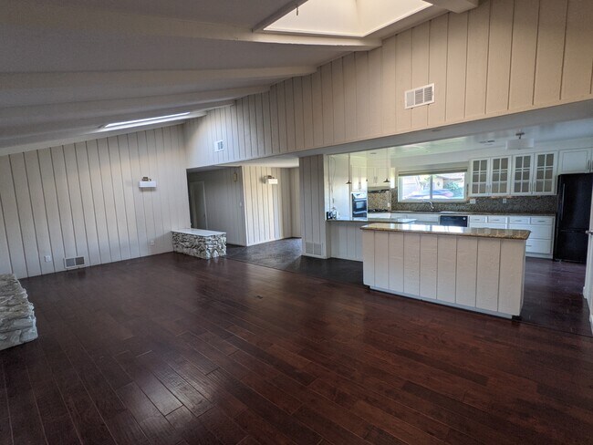 Building Photo - 7440 Miller Ave