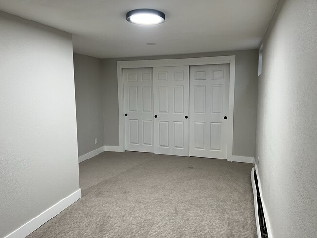 Building Photo - 424 S Holland Ct