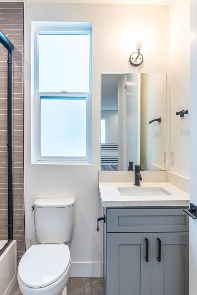 Building Photo - Beautiful Spacious Modern 3 Bedroom Townho...
