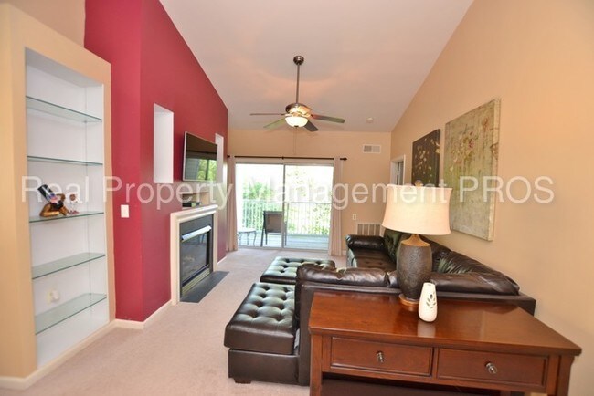 Building Photo - Rarely Available Top Floor Condo!