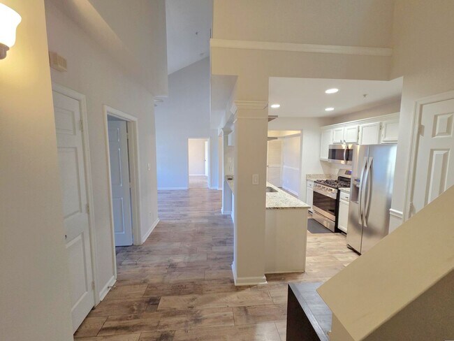 Foto del edificio - Stylish 3 Bed 3 Bath Condo With Large Balcony in Desired Riverbend at Cascades - Water Included