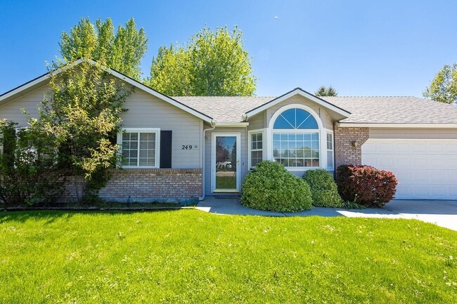 Building Photo - Newly Renovated 3 bed 2 bath home in the heart of MERIDIAN