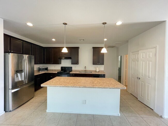 Building Photo - Gated Glendale 3/2 Super Clean