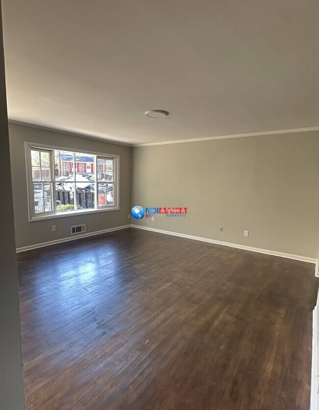 Foto del edificio - Renovated 4-sided brick ranch in Tucker