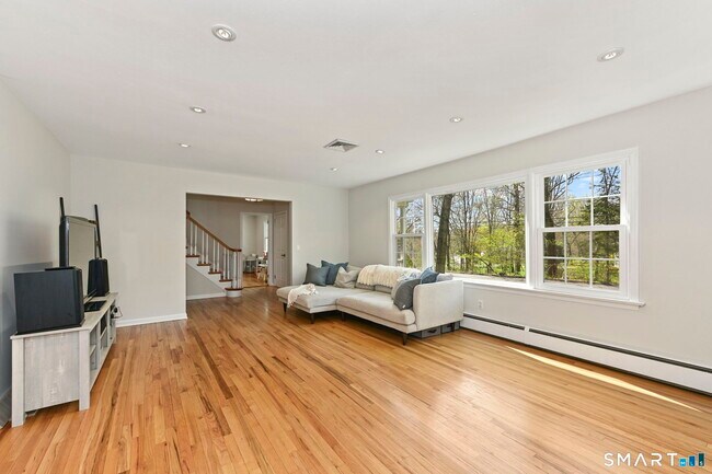 Foto del edificio - 163 MacGregor Dr