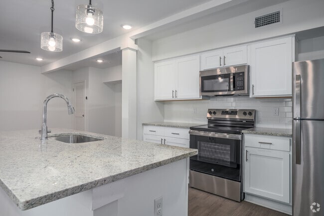 2BR, 2BA - 1,058SF - Kitchen - Eastover Commons Residential