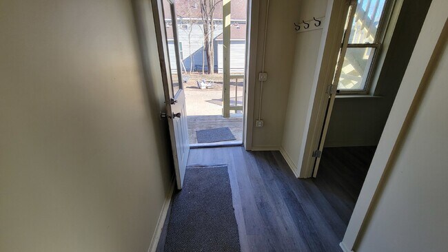 Foto del edificio - 3 bed 1.5 bath duplex with lots of open sp...