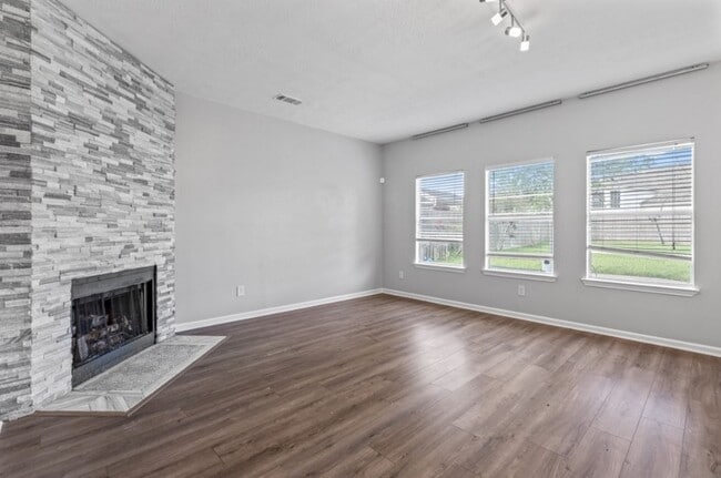 Foto del edificio - 6514 Sterling Canyon Dr
