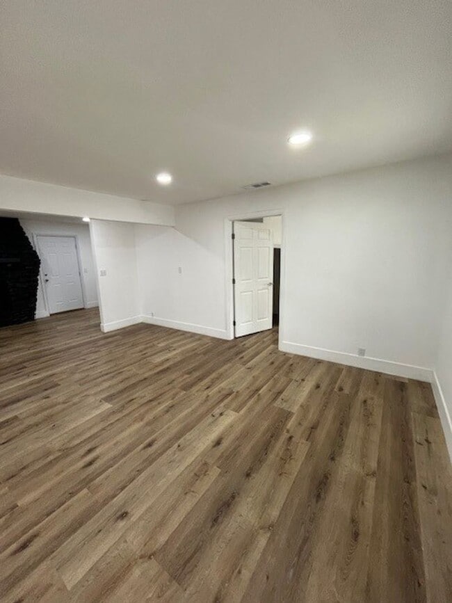 Foto del edificio - 916 N Mooney Blvd