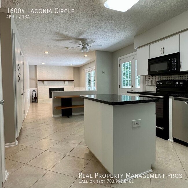 Foto del edificio - Just renovated single family home / Fenced...