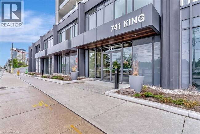 Photo du bâtiment - 741 King St W