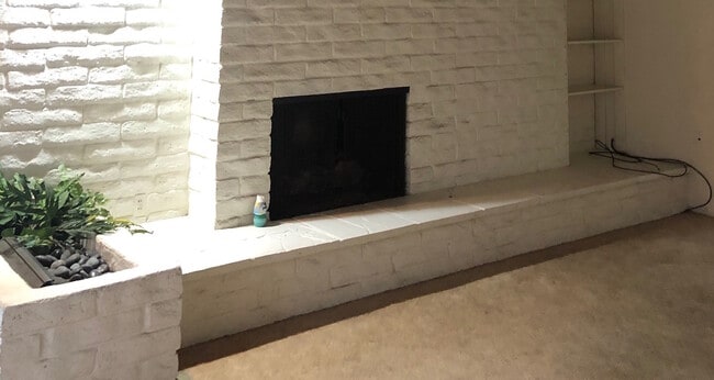 Building Photo - 5104 Lakeview Ave