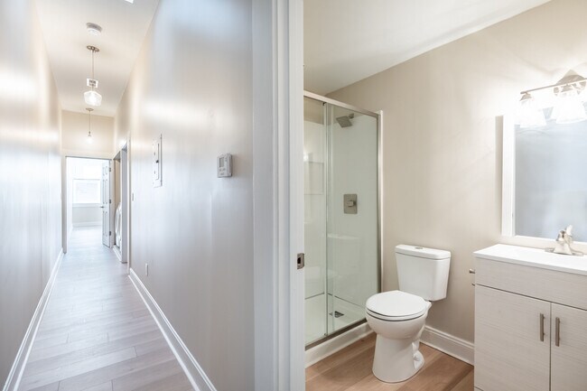 Baño/Pasillo - 2141 Freeman Ave