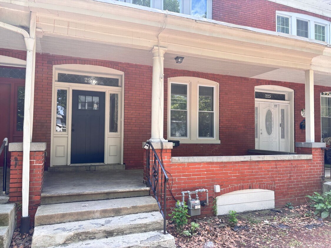 Foto principal - 4 Bedroom, 2 Full Baths Harrisburg House f...