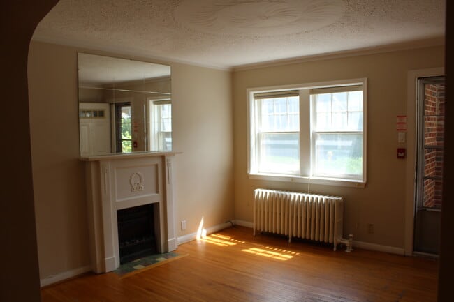 Building Photo - Amazing Location! Well Sought After Mount ...