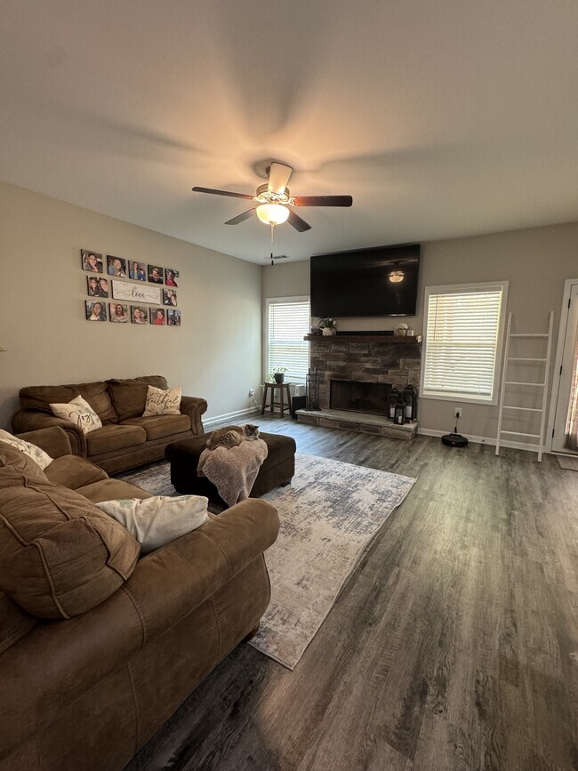 Foto del edificio - 6365 Woodland Station Dr