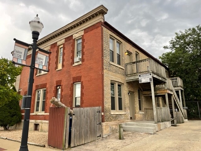 Building Photo - 116 Center St