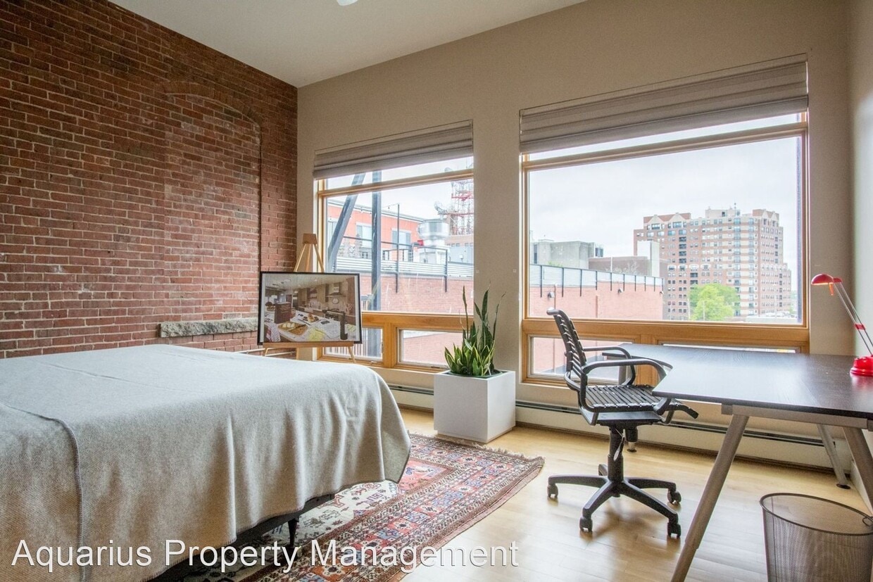 Primary Photo - 1 br, 1.5 bath House - 547A Congress Stree...