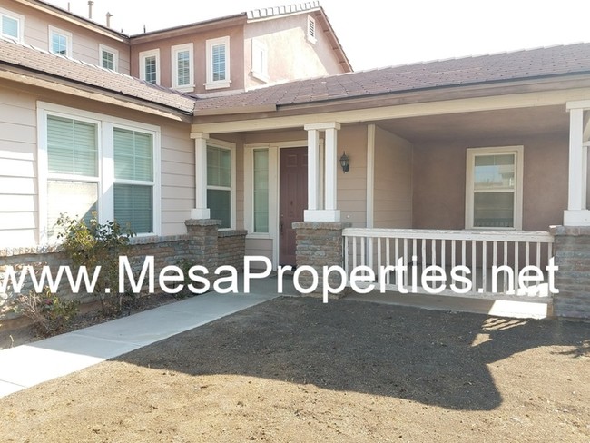 Building Photo - Large 5 Bedroom 2.5 Bathroom home in Hesperia