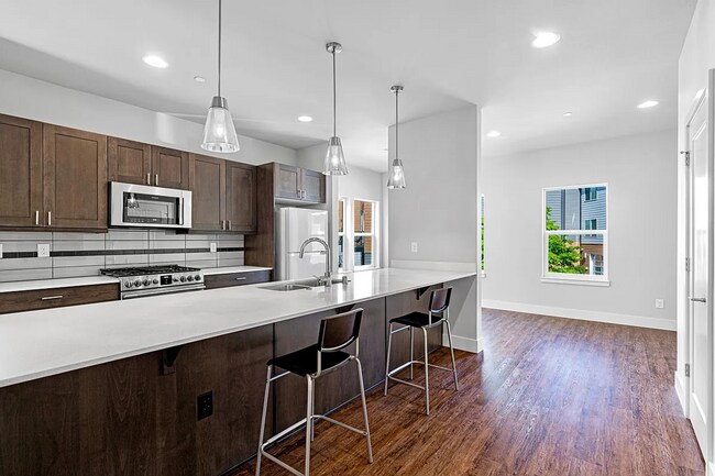 Foto del edificio - Modern 3 beds/ 2.5 bath townhouse in Kenmore!