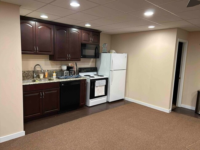 Large Apartment Above Commercial Building - Large Apartment Above Commercial Building