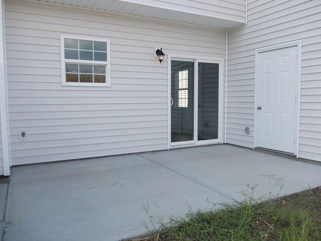 Building Photo - Rare 3 Bedroom townhome between Harrisburg...