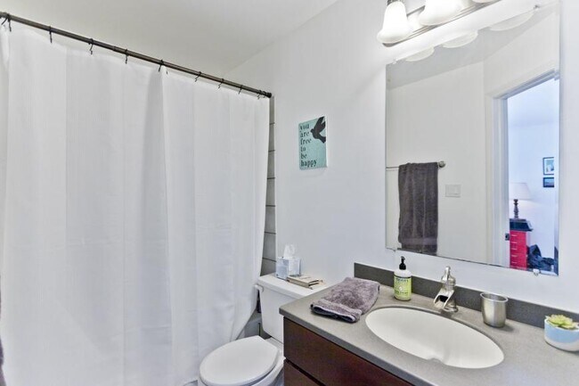 Foto del edificio - 3 bedroom in Chicago IL 60657