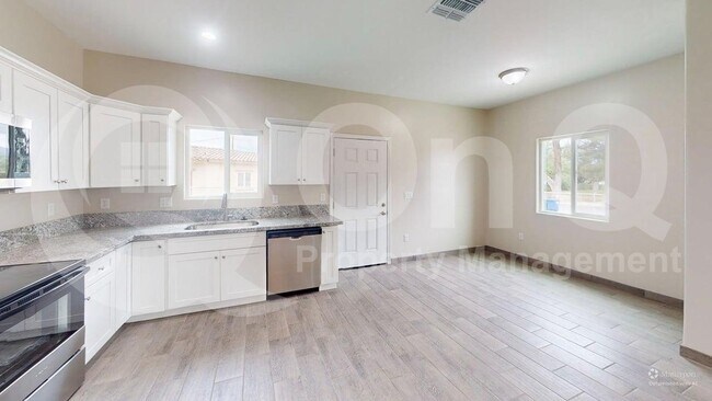 Building Photo - 1595 N Yavapai St