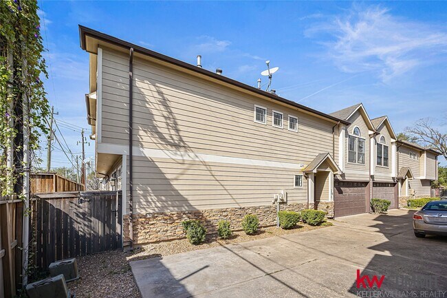 Building Photo - 2410 Calumet St