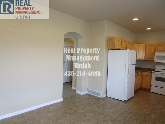 Building Photo - 3 bedroom 1.5  bath Town home